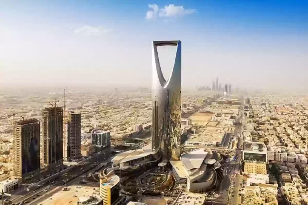 صورة لإحدى اجمل المعالم السياحية في السعودية برج المملكة في الرياض