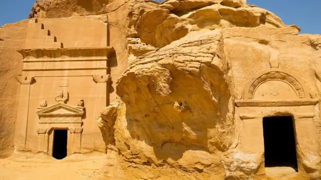صورة لإحدى اجمل المعالم السياحية في السعودية مدائن صالح