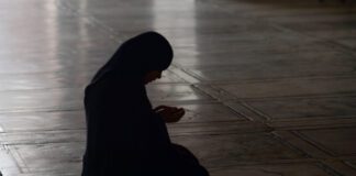 Falda Namaz Kılan Kadın Görmek