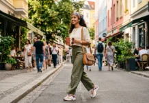 2026 Moda Trendi: Bandana Saç Aksesuarları امرأة عصرية ترتدي باندانا ملونة كإكسسوار للشعر في إطلالة شتوية وصيفية انتقالية