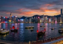 Hong Kong Launches Global Tourism Campaign مشهد عام لمدينة هونغ كونغ وميناء فيكتوريا عند الغداء مع انعكاس أضواء النيون على الماء