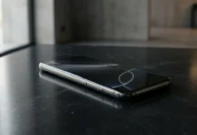 Samsung Galaxy S27 Özellikleri ve Çıkış Tarihi هاتف ذكي مستقبلي يمثل الإصدارات الحديثة على سطح داكن