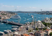 Türkiye 2026 İlk Yarıda 25,7 Milyar Dolar Gelir Elde Etti مشهد عام لمدينة إسطنبول والبوسفور يعكس نشاط قطاع السياحة التركية