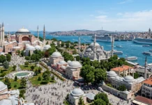 Türkiye 2026 İlk Yarı Turizm Gelirleri: 25.7 Milyar Dolar مشهد عام لمعالم إسطنبول السياحية وحركة الزوار والناشطين في قطاع السياحة بتركيا