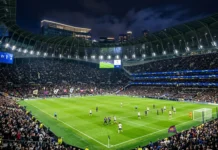 نتائج الجولة الأولى من دوري أبطال أوروبا للموسم الجديد ملعب كرة قدم أوروبي مضاء ليلاً أثناء مباريات دوري أبطال أوروبا