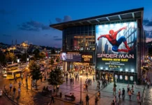 Spider-Man Türkiye Gişesini Salladı: 2 Milyar Dolar A modern cinema in Turkey displaying Spider-Man Brand New Day promotional signage