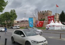Türkiye 2026 Sonbaharında Rus Turistlerin Favorisi مشهد لمنتجع ساحلي في تركيا يعكس إقبال السياح خلال موسم خريف 2026